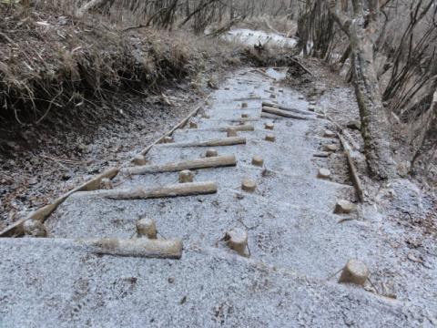 雪で滑りやすいので、慎重に下りる。