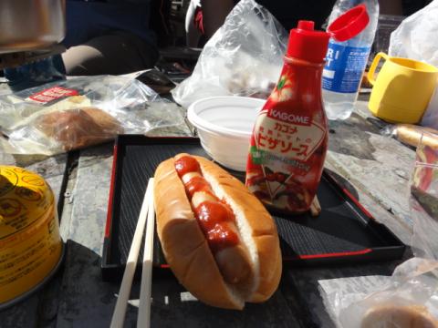 城山で昼食
今日のビリケンドックは、レトルトミートソースではなく、ピザソースで手抜き