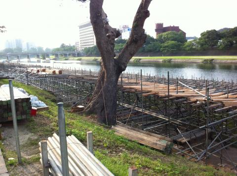 来月の花火の準備。桟敷席建設中。