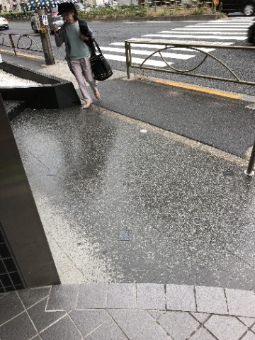 着替えて外出した瞬間雨が。。。