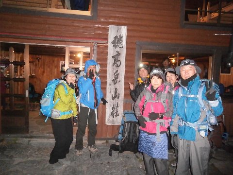 午前４時５０分　まだ暗い中　奥穂高岳目指して出発。かなり寒いが今日も好天