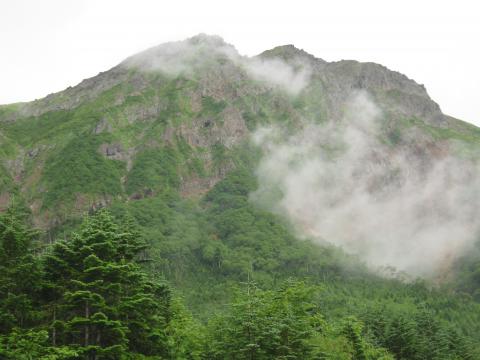 テント場から見上げる、主峰赤岳　
あすは、ここに登るのか・・・。