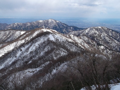 これから向かう表尾根～三ノ塔方面　奥の山は大山　北側の斜面はまだ雪がびっしり