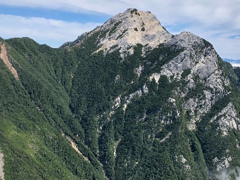 最後のピークの栗沢山からは甲斐駒ヶ岳の巨峰が眼前に迫る。