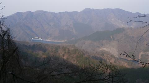 やっと宮ケ瀬ダム方面の展望が　丹沢の山は奥が深い