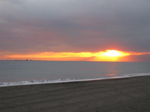 辻堂海岸の夕陽。茅ヶ崎のシンボル烏帽子岩も見える。