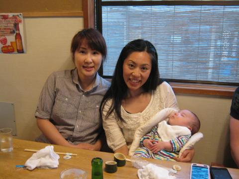 終了後は江ノ島に出向き産休中のH夫妻を招いて会食
２ヶ月の春輝君、めっちゃ可愛い！