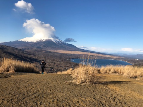 富士山、山中湖をバックに明神山山頂