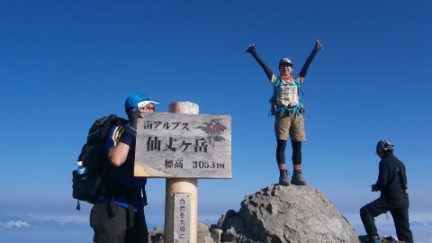 出発から3時間15分7時１５分で仙丈ヶ岳山頂に到着　JIFUさん　3000m以上の山は今回初めてとのこと　おめでとう～!