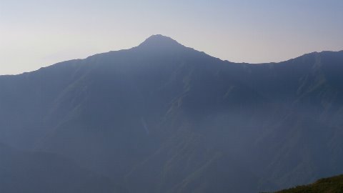 北岳とその右肩に富士山のシルエット　日本第１位　2位の高峰が並ぶ