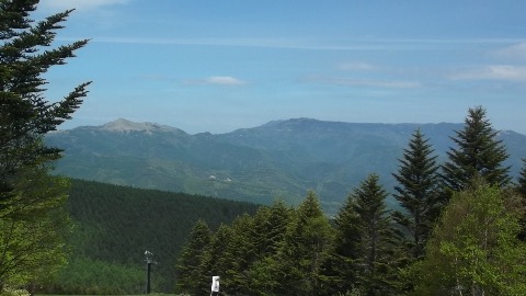 ゲレンデを登り切った地点。左からこれから向かう三峯山、茶臼山、そして美ヶ原の景観。