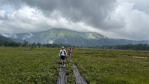 至仏山を背景に