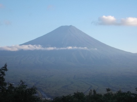 霜山を過ぎ　快適なトレイルをゆっくり下る。時折富士が。やはり富士は見る山