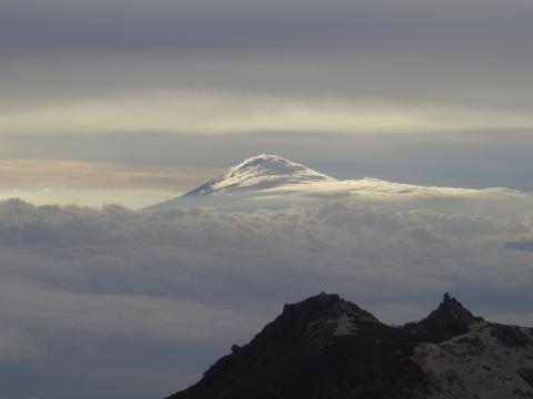 観音岳からの富士山　異様な雲が山頂を取り巻いている