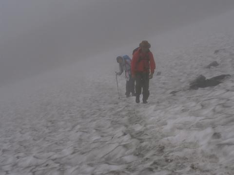 深い濃霧の中涸沢から標高３０００mの穂高岳山荘に向かう今年は雪渓が多く残っている。