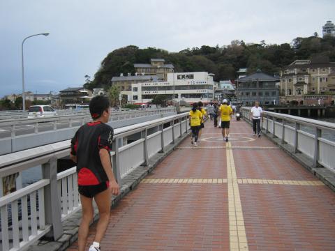 江ノ島大橋を渡るharudaruさん