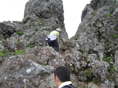 危険箇所は後ろ向きで下降