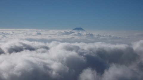 雲海の彼方に富士の姿も