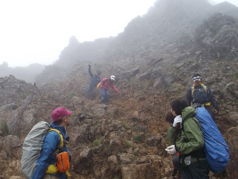 赤岳山頂から文三郎道の下りも急峻で最後まで気を抜けない。