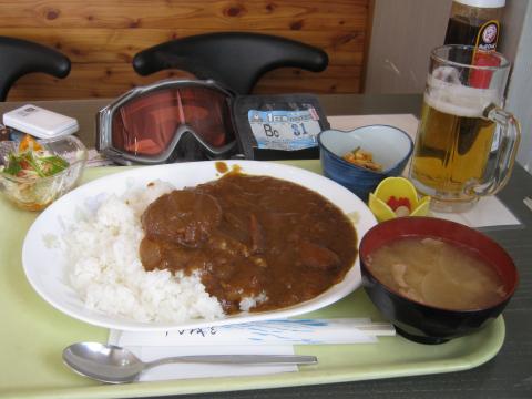 本日の昼食。コロッケカレーにトン汁、生ビールまでついて、１０００円
安い！味もまずまず。でも、お客さんは私を除いて３人のみ