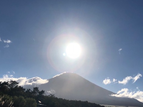 雲の切れ間から富士のシルエットが〜