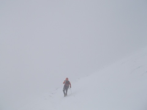 途中から行動をともにした韓国の青年。視界はゼロだったが登頂を心から喜んでいた。下山はホワイトアウトに加えて谷側から暴風が吹き荒れる急な下りだったので肝を冷やす