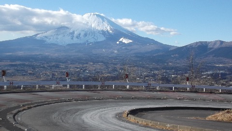 静岡県側に入ると正面に富士を望みながらの快適な下り。このまま降りて終えてしまえたらどんなに良いか。まだ後２７キロも残っている