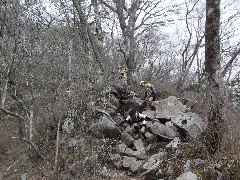 下山コースも急降下　足場も不安定で気が抜けない