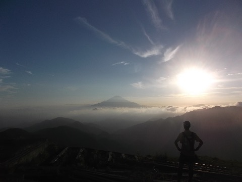 再び塔の岳に戻ると富士の全貌が　セルフで後ろ姿を
