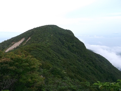 再び万三郎岳を登り返した頃には、往路ではガスで見えなかった、万二郎岳が姿を現す