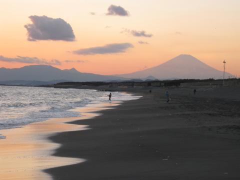 夕映えの富士、左の小さなピークは金時山、その左のなだらかな山稜は
1月4日に駆け登った明神ヶ岳