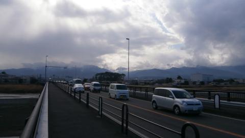 ２６キロ地点　酒匂川　箱根は雪雲の中　そろそろ疲れが・・