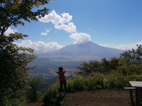 標高１５９８m　杓子山山頂　夏空に富士山の姿が映える