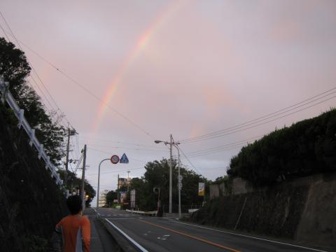 早朝　雨上がりの大きな虹