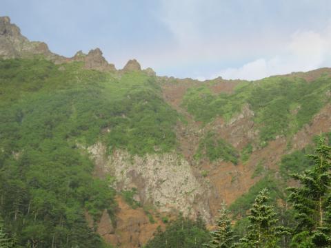 雨あがり、岩壁に虹がかかる