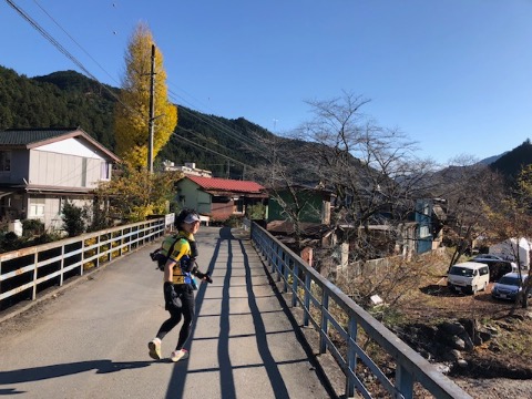 名栗村のエイドステーション手前にて。　素晴らしい天気に紅葉が映える