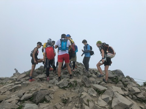 視界ゼロの磐梯山山頂 三角点を囲む