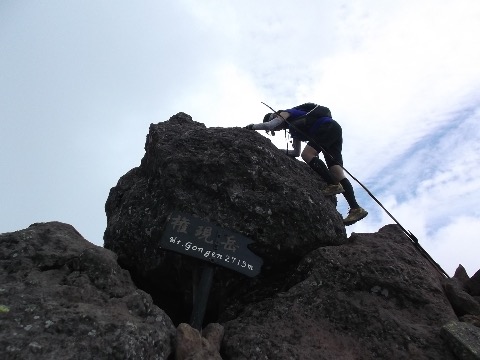 権現岳山頂の最後の岩をおっかなびっくりよじ登るNamiちゃん