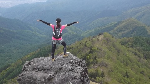 三峯山頂の岩場で今まさに飛翔しようとしているNamiちゃん