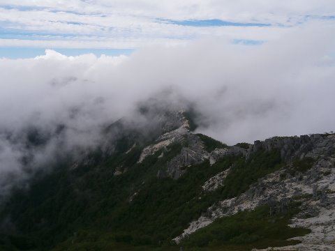 観音岳に到着後北のほうを見ると
展望が開ける。夏空と雲の美しさ！