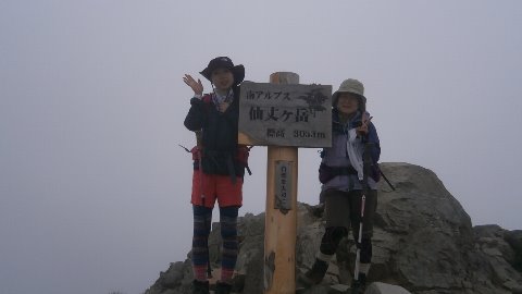 北沢峠から３時間半　　標高３０３２m仙丈ヶ岳到着　しかし視界ゼロ