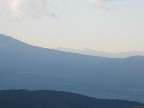 富士山の奥には、南アルプスの山々が。向かって左から間ノ岳、そして日本第2位の高峰の北岳が。9年前の記憶がよみがえる。