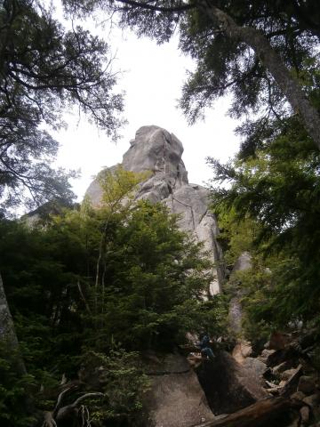 山頂直下の大ヤスリ岩
