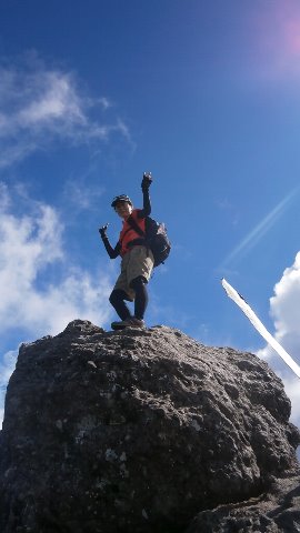JIFUさん　昨年に続き　権現岳のオベリスクに立つ！しかし背後は断崖絶壁なのでご用心！