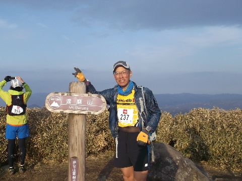 最終ピークの達磨山１６時４０分到着　５８キロ地点　今日は富士は頭が少しのぞいているだけ。あとの下り、足がある程度残っていれば何とか行けそうな予感がしてきて少し気持ちが楽になる。