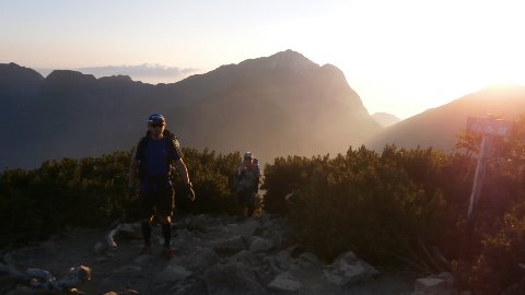 標高２６００m　森林限界あたりで朝を迎える。バックは昨日登頂した甲斐駒ケ岳