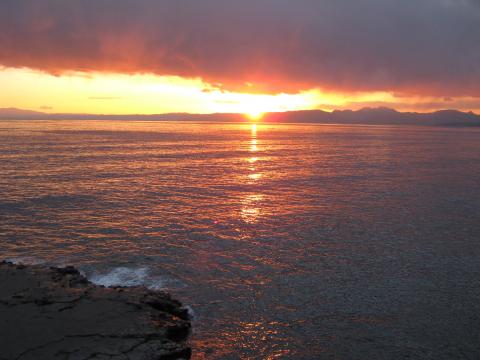 江の島　稚児ヶ淵より、箱根方面に沈む夕陽