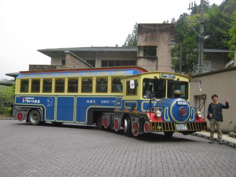つるつる温泉と武蔵五日市駅を結ぶ
機関車バス・・・なんじゃこりゃ～！
でもバスマニアは喜びそう