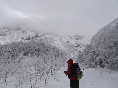 行者小屋から赤岳に通ずる文三郎道の分岐を捜すも深い雪のためなかなか見つからず、写真の男性がGPSのナビで探し当てる（ガーミンか？）