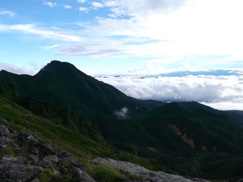 硫黄岳山荘到着後、しばらくすると一気に天候が回復。阿弥陀岳が姿を見せる